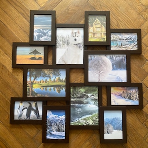 Puede incluir: Un collage de marcos de fotos rectangulares marrones dispuestos en un patrón único. Cada marco contiene una fotografía diferente, incluyendo paisajes, animales y una casa. Los marcos se muestran sobre un suelo de madera.