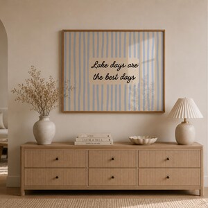 Wandbild „Seetage sind die besten Tage“, Dekoration fürs Seehaus, Schild fürs Seehaus, Kunst fürs Seehaus, Poster mit blauen Streifen (Digitaler Download, Querformat) Bild 2