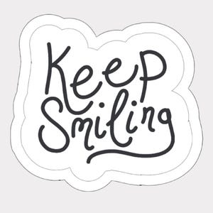 Keep Smiling - Sorriso / adesivo impermeabile con affermazione positiva quotidiana, citazione motivazionale e ispiratrice, decorazione resistente ai raggi UV, bicchiere da cancelleria
