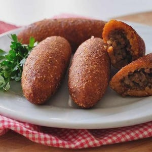 Icli Kofte turco tradicional autêntico feito à mão, conchas crocantes de bulgur recheadas com carne moída temperada e cebola, uma delícia saborosa tradicional