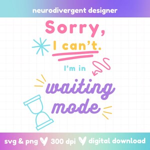Può includere: Un download digitale di un design grafico con il testo "Mi dispiace, non posso. Sono in modalità attesa" in rosa, blu e giallo su uno sfondo a griglia bianca. La grafica include una clessidra stilizzata e una stella.