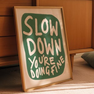 Slow Down You're Doing Feindruck Handgeschriebene motivierende Wandkunst in grünem und cremefarbenem physischem Drucktypografie-Poster-Positivitätszitat