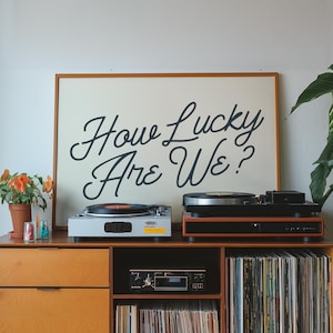 「私たちはどれほど幸運か」感謝の気持ちをプリント 横長 レトロ 美的 ホームデコレーション タイポグラフィ ウォールアート トレンディな部屋の装飾 ヴィンテージ 引用プリント