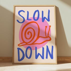 Stampa di lumaca, poster "Rallenta", citazione positiva, arte murale, formato A4, A3, A2, rosa e blu, disegnato a mano, stampa tipografica alla moda, divertente, colorato, moderno, arredamento per la casa.