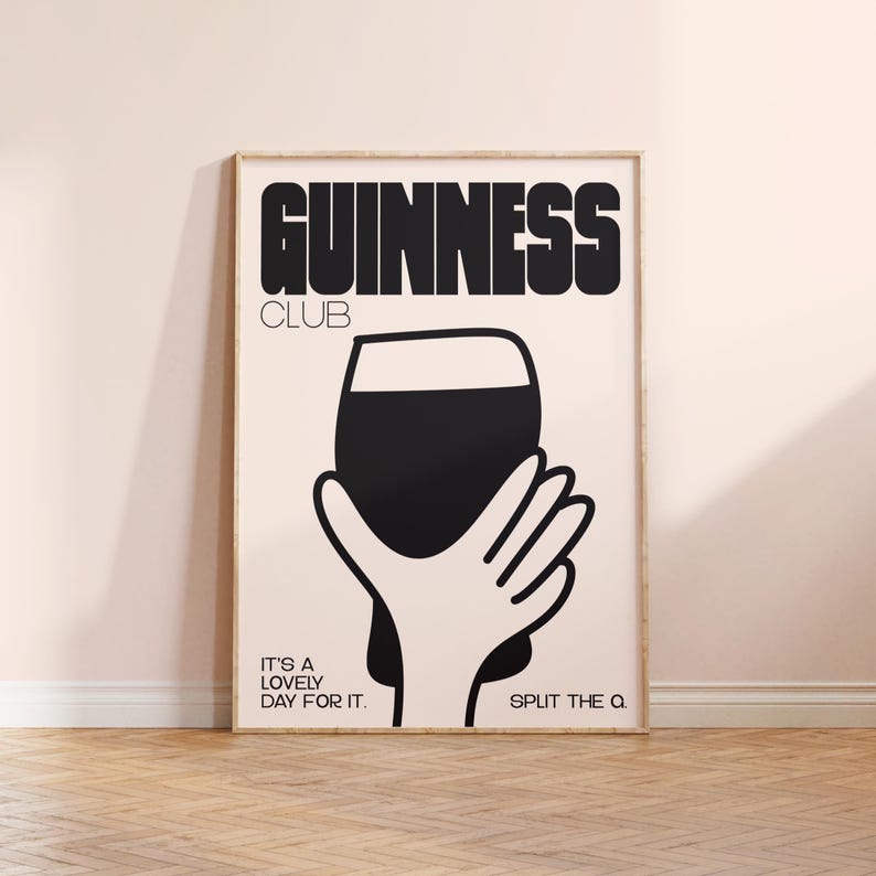 Pu&ograve; includere: Un poster incorniciato con un design minimalista. Il poster presenta le parole "GUINNESS CLUB" in grassetto nero sopra un'illustrazione in bianco e nero di una mano che tiene una pinta di stout. Sono inclusi anche i testi "IT'S A LOVELY DAY FOR IT." e "SPLIT THE Q."