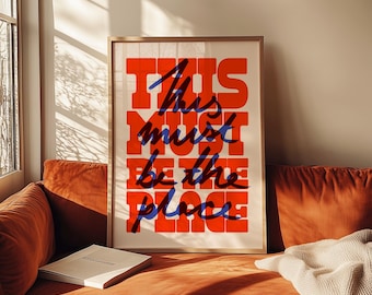 Questo deve essere il posto, stampa audace retrò in stile Risograph, arte murale moderna, decorazione da galleria, estetica alla moda per la casa, poster tipografico rosso e blu.