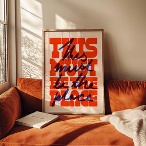 Questo deve essere il posto, stampa audace retrò in stile Risograph, arte murale moderna, decorazione da galleria, estetica alla moda per la casa, poster tipografico rosso e blu.