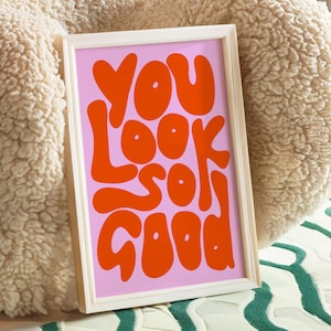 Te ves muy bien, impresión de letras de burbujas rosas y rojas, arte de pared, póster de cita atrevida para baño, tipografía moderna y divertida, impresión de pared de galería, lindo y moderno