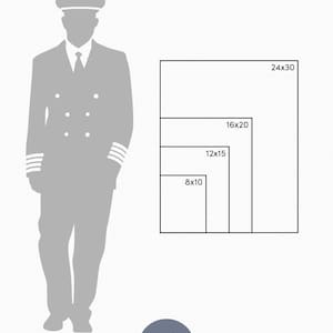 Pu&ograve; includere: Un diagramma che mostra diverse dimensioni di stampe disponibili, tra cui 8x10 pollici, 12x15 pollici, 16x20 pollici e 24x30 pollici. Il diagramma include anche una silhouette di una persona in piedi alta 6 piedi per la scala.