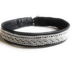 Handgemaakte JOJK-armband Sami Lapland, traditionele rendierleren manchet, zilver/tinnen draad op bestelling gemaakt, knop rendiergewei.