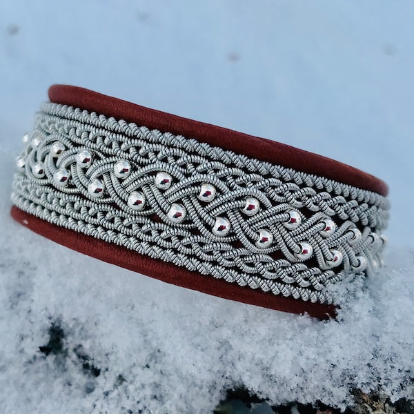 Bracelet nordique traditionnel de Laponie en cuir de renne Jojk Sami fait main, fil argent/étain avec perles d'argent, sur mesure, sur commande