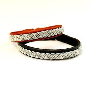 Sami Lapland handgemaakt rendierleer en zilver/tinnen armband met gevlochten draad "KIRUNA", manchet in Scandinavische Scandinavische stijl, Zweeds handwerk