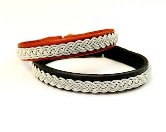 Sami Lapland handgemaakt rendierleer en zilver/tinnen armband met gevlochten draad "KIRUNA", manchet in Scandinavische Scandinavische stijl, Zweeds handwerk
