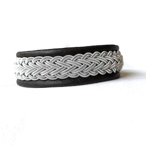 Lapland Sami Reindeer leren armband &quot;REN&quot;, traditioneel handgemaakt zilver/tinnen gevlochten draad Nordic Zweden handwerk, unisex armband