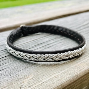 Handgemaakte Sami Lapland rendierleer dunne armband &quot;HIKE&quot;, zilver/tinnen gevlochten draad, natuurlijk leer, knop van rendiergewei