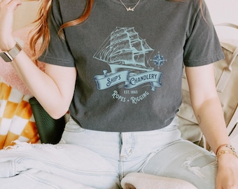Camiseta con colores cómodos de Ship Chandlery, camiseta con gráficos náuticos, camiseta retro para amantes de los barcos marítimos, diseño de velero antiguo