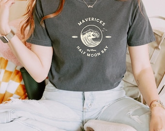 Camiseta de color cómodo Mavericks Half Moon Bay, camiseta con gráfico de surfista, diseño costero de olas grandes, camiseta de aventura de surf en California