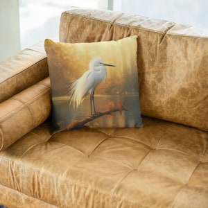 Einzigartiges Snowy Reiher auf einem Zweig Goldfarbenes Dekokissen - Perfekte Geschenkidee!
