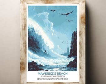 Puede incluir: Una impresión enmarcada que muestra a un surfista surfeando una gran ola en Mavericks Beach, Half Moon Bay, California. La obra de arte utiliza tonos azules y blancos, con gaviotas en el cielo y un faro en la distancia. El texto "Mavericks Beach Surfing Competition" está en la parte inferior.