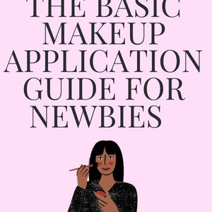 Op de afbeelding: Een vrouw brengt make-up aan met een kwast. De tekst "THE BASIC MAKEUP APPLICATION GUIDE FOR NEWBIES" staat bovenaan de afbeelding.