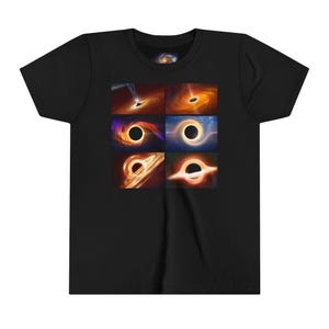 Könnte beinhalten: Schwarzes T-Shirt mit einer Collage aus sechs Bildern von schwarzen Löchern im Weltraum. Die Bilder sind in einem Raster angeordnet.