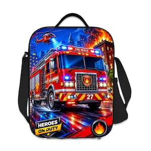 Könnte beinhalten: Ein schwarzer Rucksack mit einer lebendigen Grafik eines roten Feuerwehrautos mit dem Text FIRE RESCUE und 27 auf der vorderen Stoßstange. Die Szene zeigt einen Hubschrauber, Stadtgebäude und Flammen sowie ein Abzeichen HEROES ON DUTY unten.