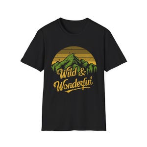Camiseta gráfica Wild and Wonderful, camiseta de Virginia Occidental, camiseta de WV, Wild and Wonderful, Take me Home Country Roads, azul y dorado, Mountain Mama imagen 2