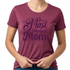 Most Okayest Mom Graphic Tee - Perfect Gift for Mother's Day Bild 1