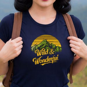 Camiseta gráfica Wild and Wonderful, camiseta de Virginia Occidental, camiseta de WV, Wild and Wonderful, Take me Home Country Roads, azul y dorado, Mountain Mama imagen 6