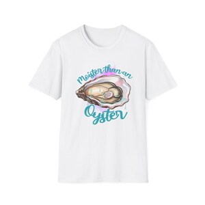 Camiseta gráfica "Más húmeda que una ostra" / Camiseta retro divertida para ella / Camiseta con humor sarcástico / Regalo inspirado en el océano / Camiseta original y llamativa imagen 2