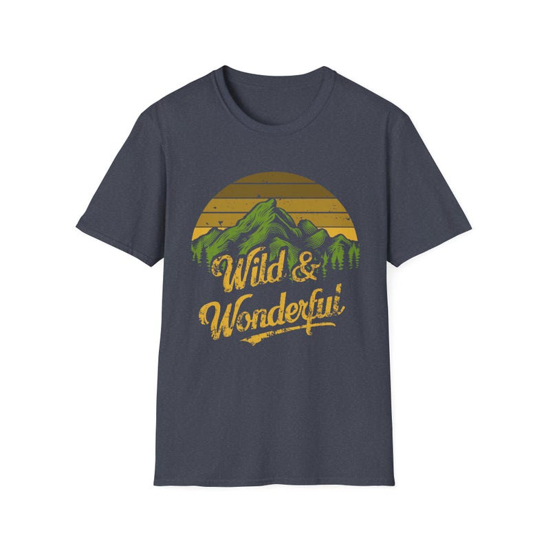 Camiseta gráfica Wild and Wonderful, camiseta de Virginia Occidental, camiseta de WV, Wild and Wonderful, Take me Home Country Roads, azul y dorado, Mountain Mama imagen 3