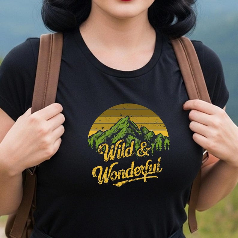 Camiseta gráfica Wild and Wonderful, camiseta de Virginia Occidental, camiseta de WV, Wild and Wonderful, Take me Home Country Roads, azul y dorado, Mountain Mama imagen 1