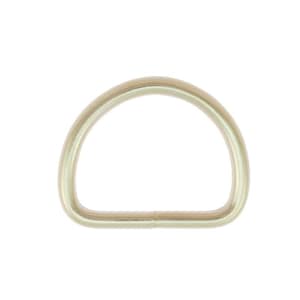 Könnte beinhalten: Ein goldfarbener D-Ring aus Metall. Der Ring ist glatt und hat eine abgerundete Form.