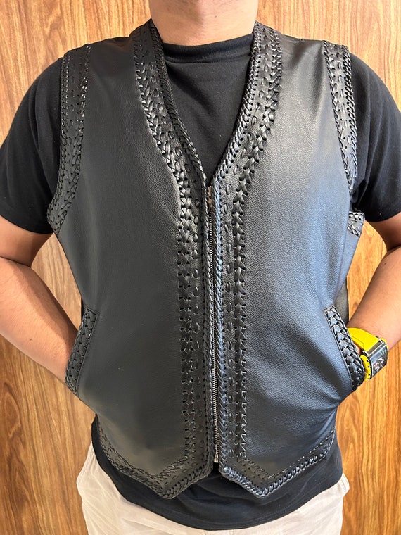 メンズ ブラック 編み込みレザーベスト：バイクバイカースタイル