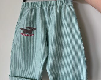 luźne spodnie z szerokimi nogawkami