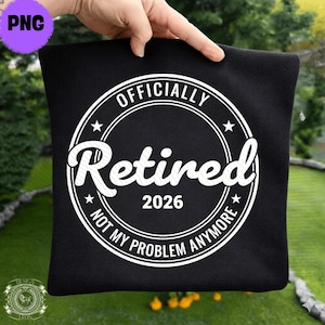 Könnte beinhalten: Schwarze Tragetasche mit dem Text "OFFICIALLY Retired 2026 NOT MY PROBLEM ANYMORE" in einem weißen kreisförmigen Design. Die Tasche wird von einer Hand gehalten, mit einem grünen Hintergrund.