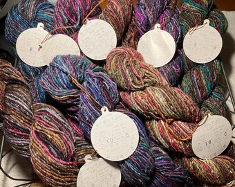 King Cole Tinsel Chunky Strickgarn – Glitzernde Wimpernwolle, 50 G, Farbe Raket 3065, Für Mützen & Schals
