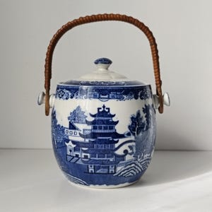 Vintage Blue Willow Biscuit Barrel - Etsy