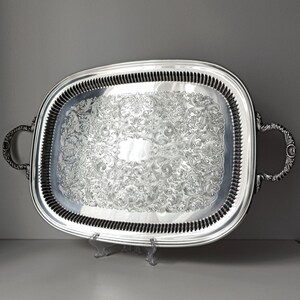 Stort, försilvrat, rektangulärt tefat/serveringsfat/servis med utsmyckade handtag. Perfekt presentidé/bröllopsdekoration.
