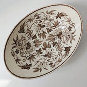 Rara ciotola da portata antica Wedgwood del 1883 circa, con motivo peonia, piatto ovale in terracotta, decorazione vittoriana inglese a trasferimento, da collezione.
