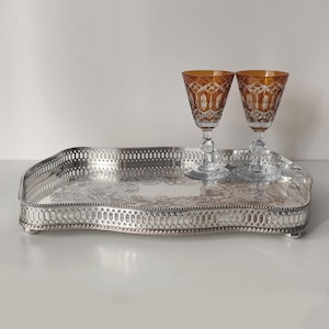 Bandeja de servir inglesa vintage plateada, rectangular, con patas redondeadas y borde festoneado – Para servir bebidas, decoración de bodas