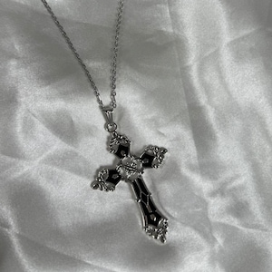 Collar de cruz negra gótica