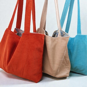 Paarse draagtas van getextureerde katoenen stof - dieppaars met binnenzak - perfect cadeau voor haar - premium corduroy designerdraagtas afbeelding 19