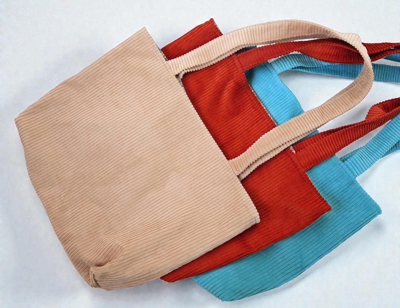 Paarse draagtas van getextureerde katoenen stof - dieppaars met binnenzak - perfect cadeau voor haar - premium corduroy designerdraagtas afbeelding 15