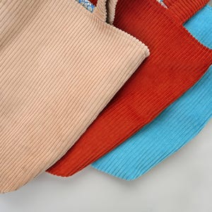 Paarse draagtas van getextureerde katoenen stof - dieppaars met binnenzak - perfect cadeau voor haar - premium corduroy designerdraagtas afbeelding 16
