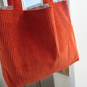 Paarse draagtas van getextureerde katoenen stof - dieppaars met binnenzak - perfect cadeau voor haar - premium corduroy designerdraagtas afbeelding 9