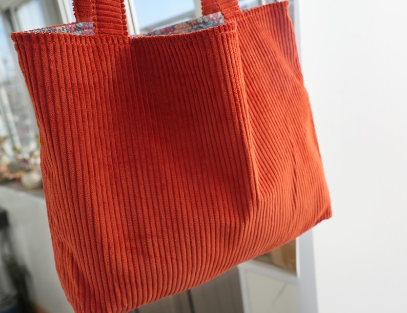 Paarse draagtas van getextureerde katoenen stof - dieppaars met binnenzak - perfect cadeau voor haar - premium corduroy designerdraagtas afbeelding 9