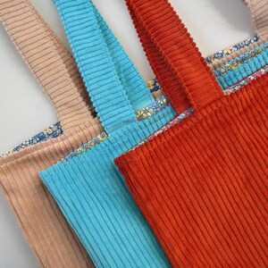 Paarse draagtas van getextureerde katoenen stof - dieppaars met binnenzak - perfect cadeau voor haar - premium corduroy designerdraagtas afbeelding 17