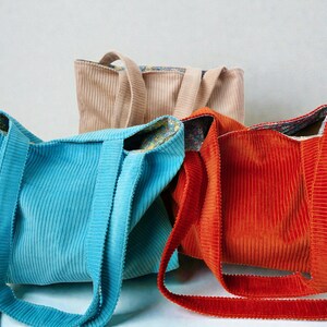 Paarse draagtas van getextureerde katoenen stof - dieppaars met binnenzak - perfect cadeau voor haar - premium corduroy designerdraagtas afbeelding 14