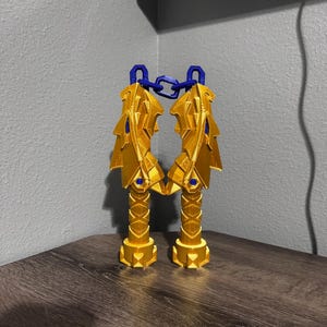 Ninjago Nunchakus of Lightning Lebensgroße Jay Goldene Waffe Display Replik Prop Cosplay Sammler Geschenk Realistisches Ninjago Waffenset